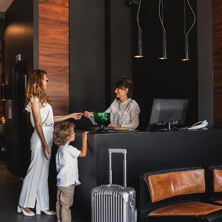 Lhotel - Face Au Chateau - Boutique Et Seminaires Otel