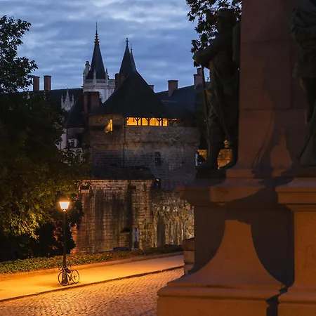 Lhotel - Face Au Chateau - Boutique Et Seminaires