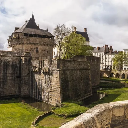 Lhotel - Face Au Chateau - Boutique Et Seminaires Otel