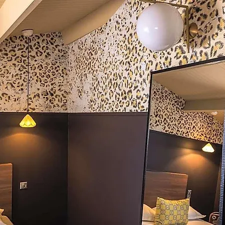 L'hôtel - Face Au Château 3*