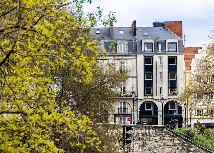 L'hôtel - Face Au Château 3*