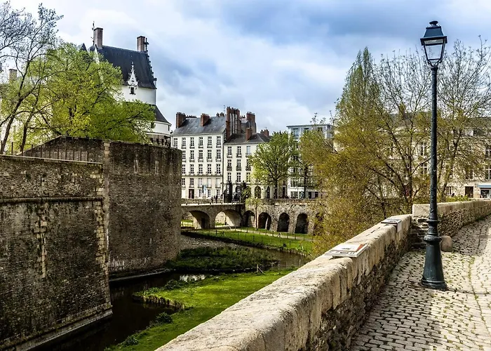 Lhotel - Face Au Chateau - Boutique Et Seminaires