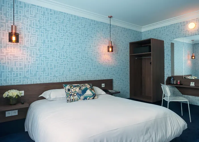 L'hôtel - Face Au Château Hotel 3*