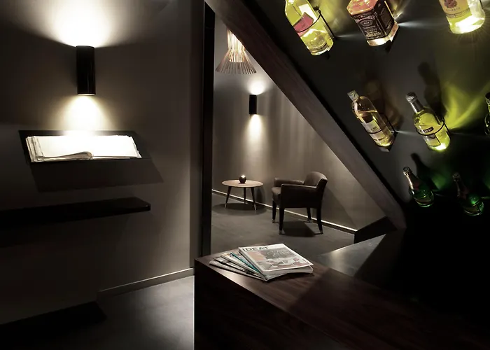 L'hôtel - Face Au Château Hotel 3*