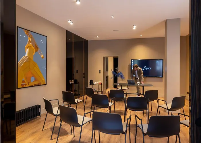 L'hôtel - Face Au Château Hotel 3*