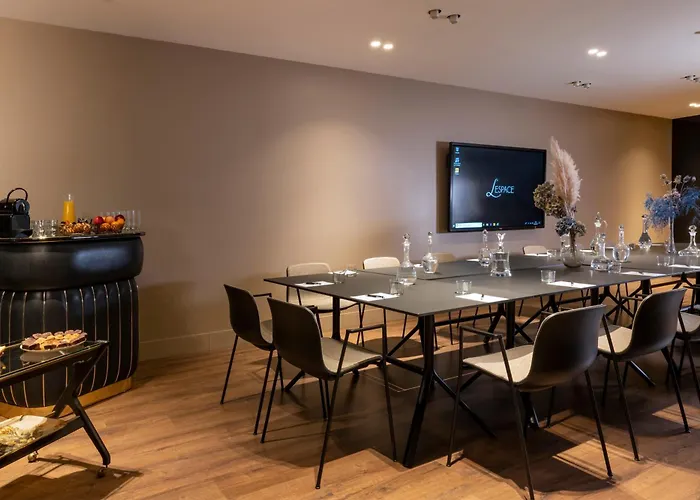 L'hôtel - Face Au Château 3*