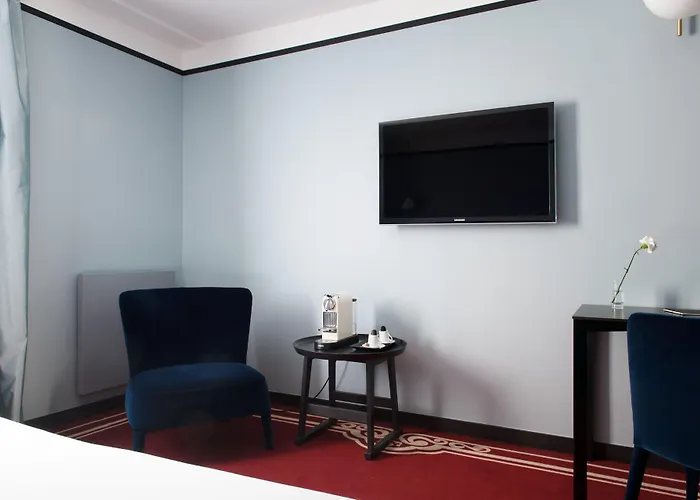 L'hôtel - Face Au Château 3*