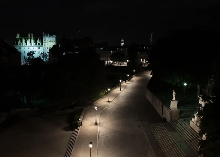Hotel L'hôtel - Face Au Château Nantes