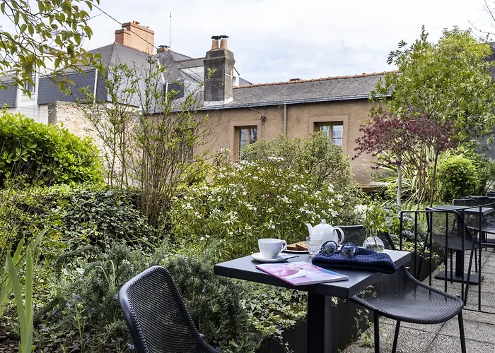 Lhotel - Face Au Chateau - Boutique Et Seminaires