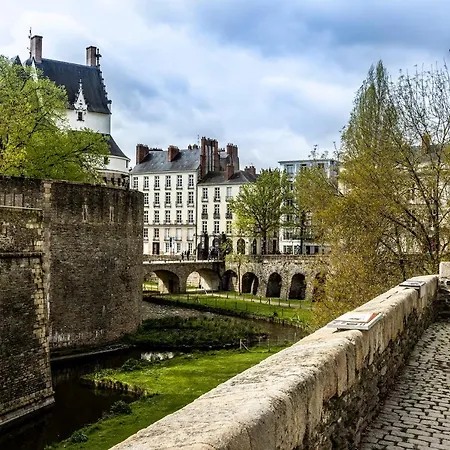 Lhotel - Face Au Chateau - Boutique Et Seminaires
