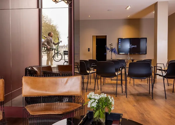 Hotel L'hôtel - Face Au Château 3*