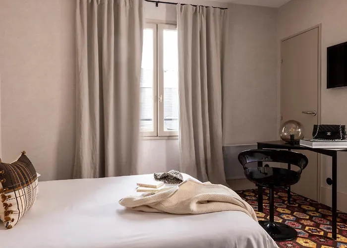 Hotel L'hôtel - Face Au Château 3*