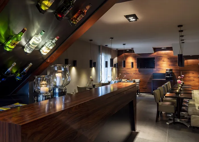 L'hôtel - Face Au Château 3*