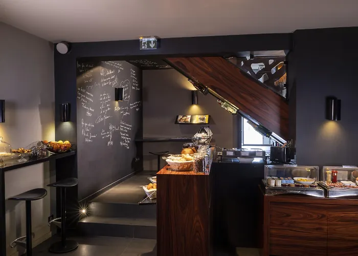 L'hôtel - Face Au Château Hotel